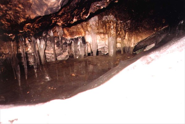 Ледник на входе в пещеру Баскусканская